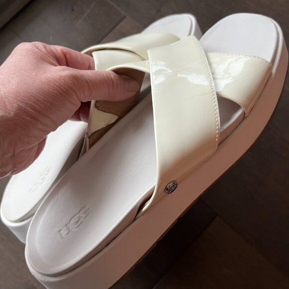 Ugg slides - Picture 1 of 7